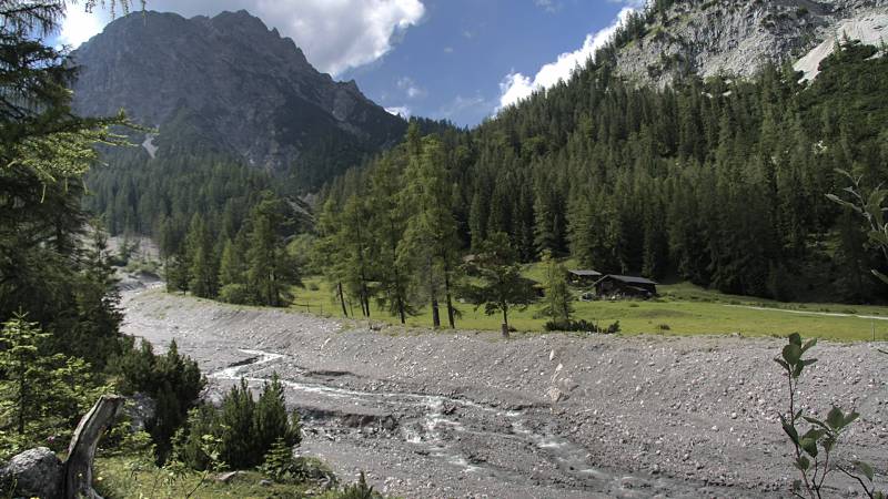 Das Stallental in Stans mit Bachlauf, Wiese und Berge
