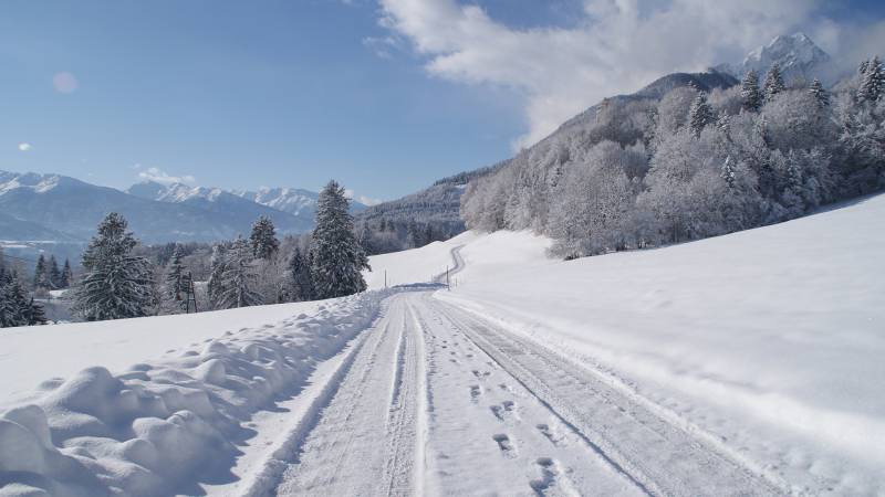 Winterwanderweg und Winterlandschaft am Heuberg in Stans