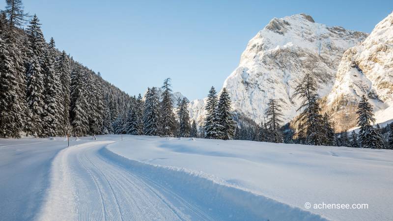 Winterwanderweg zur GramaiAlm mit Winterlandschaft