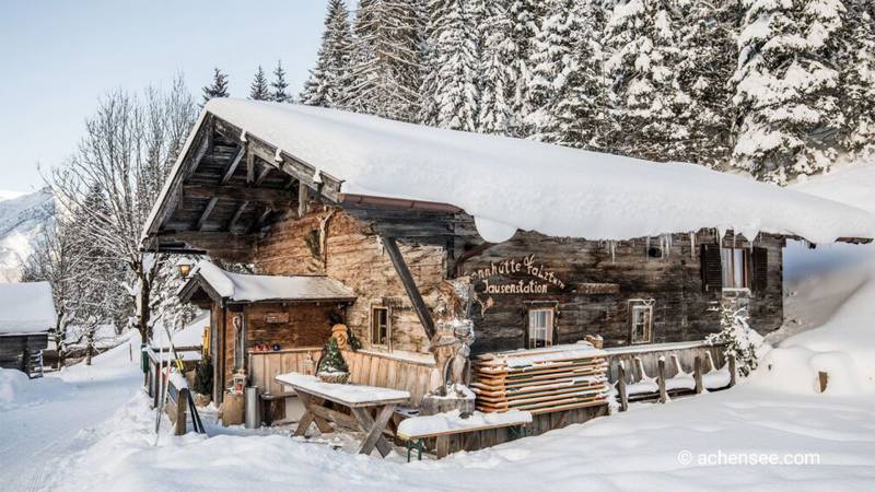 Sennhütte im Falzthurntal mit Winterlandschaft