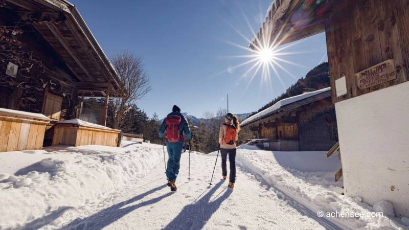 Zwei Wanderer auf einem Winterwanderweg Richtung GernAlm bei Sonnenschein