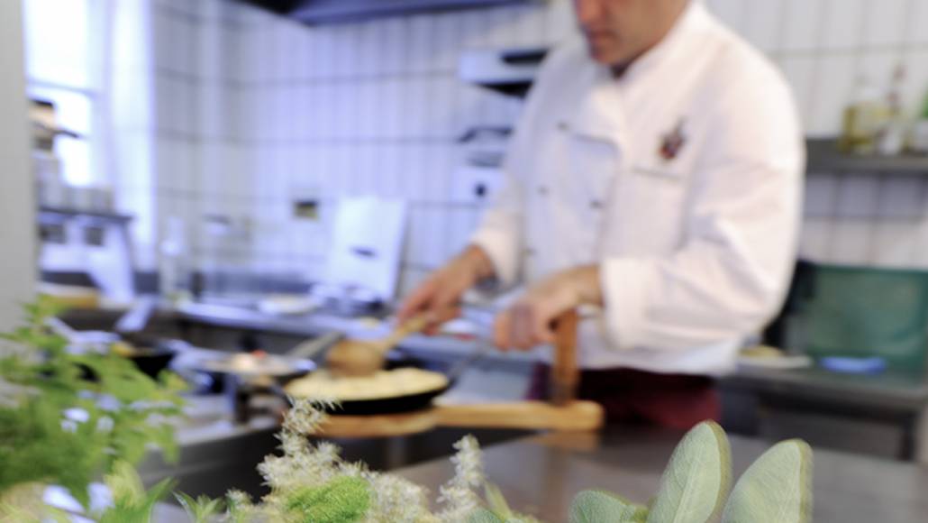 Koch beim Kochen