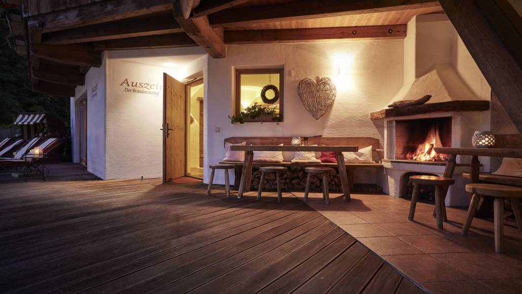 Outdoor Lounge mit Kaminfeuer im AuszeitSpa Der Brandstetterhof