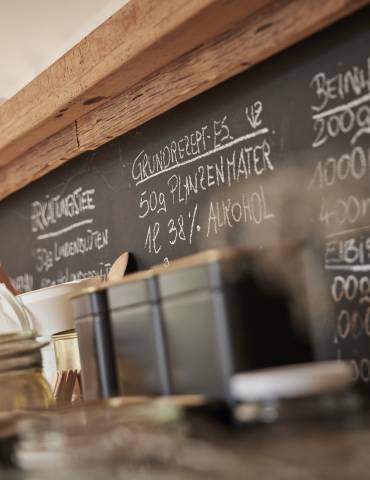 Kreidetafel beschriftet mit Kräuter Rezepten