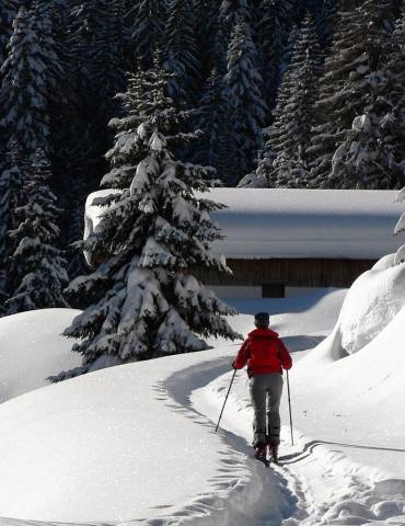 Frau bei Skitour in den Bergen