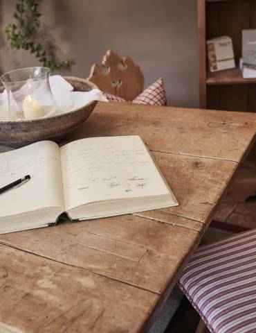 Buch mit Gästeeinträgen auf Holztisch