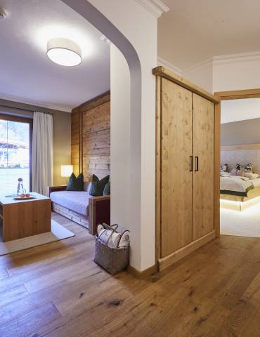 Zimmeransicht Alpenglücksuite mit Wohn- und Schlafzimmer