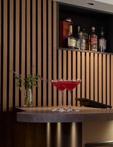 zwei Cocktails stehen auf der HotelBar - Der Brandstetterhof