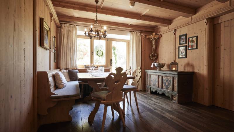 Tisch und Sitzbereich in der Kaminstube