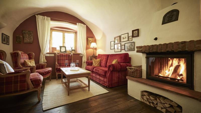 Rustikale Kaminstube im Hotel