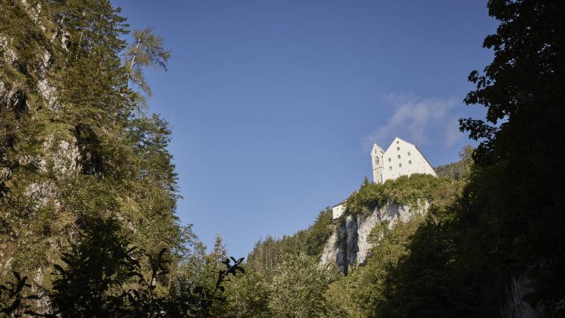 weiße Kirche auf Bergvorsprung