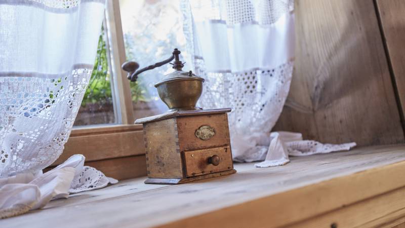 alte Kaffeemühle auf Fensterbrett