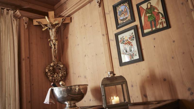 Holzkreuz an Holzwand