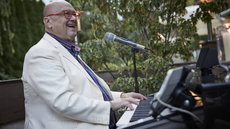 Pianist spielt am Klavier und singt