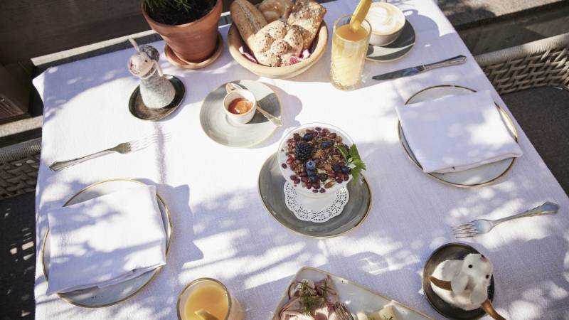 gedeckter Frühstückstisch im Garten