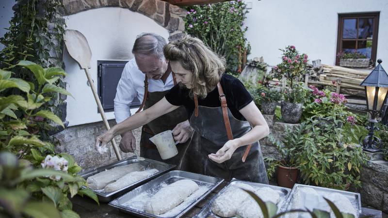 Klaus und Elisabeth Lindebner bereiten die Brotbleche vor