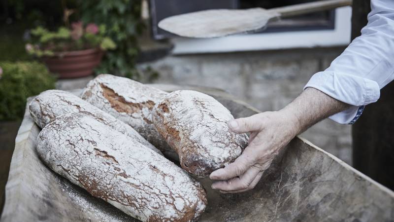 Frisches Brot in der Brotwanne