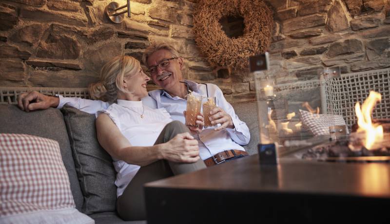 Pärchen genießen ein Getränk in einer Lounge