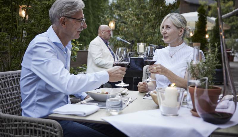 Paar nimmt Abendessen im Außenbereich zu sich