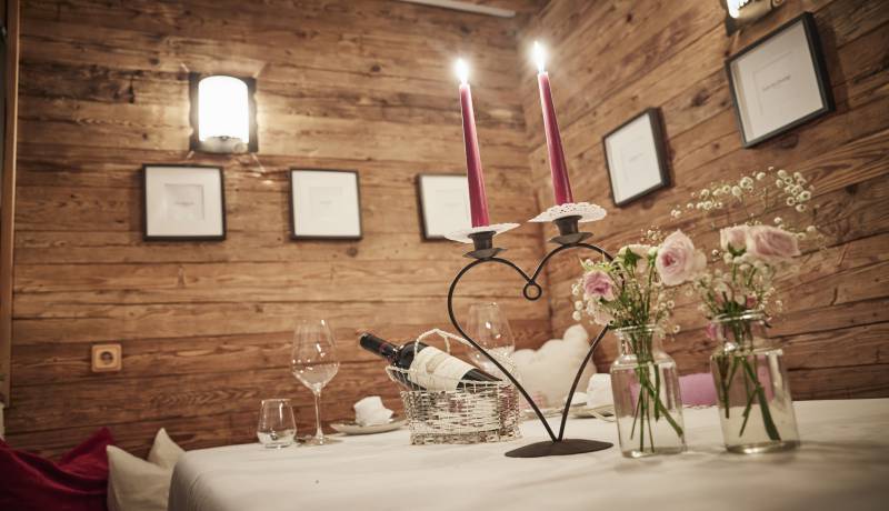 Romantische Dekoration auf Tisch
