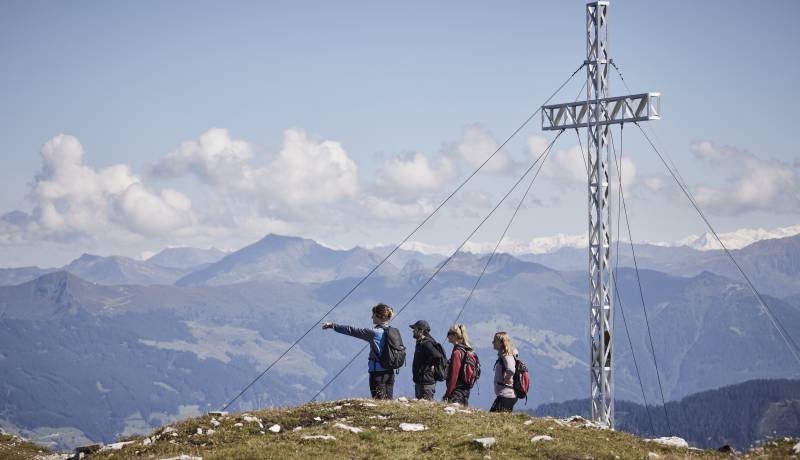 Gipfelkreuz mit Wandergruppe