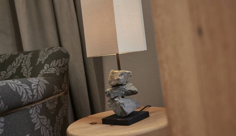 Tischlampe mit Steinen