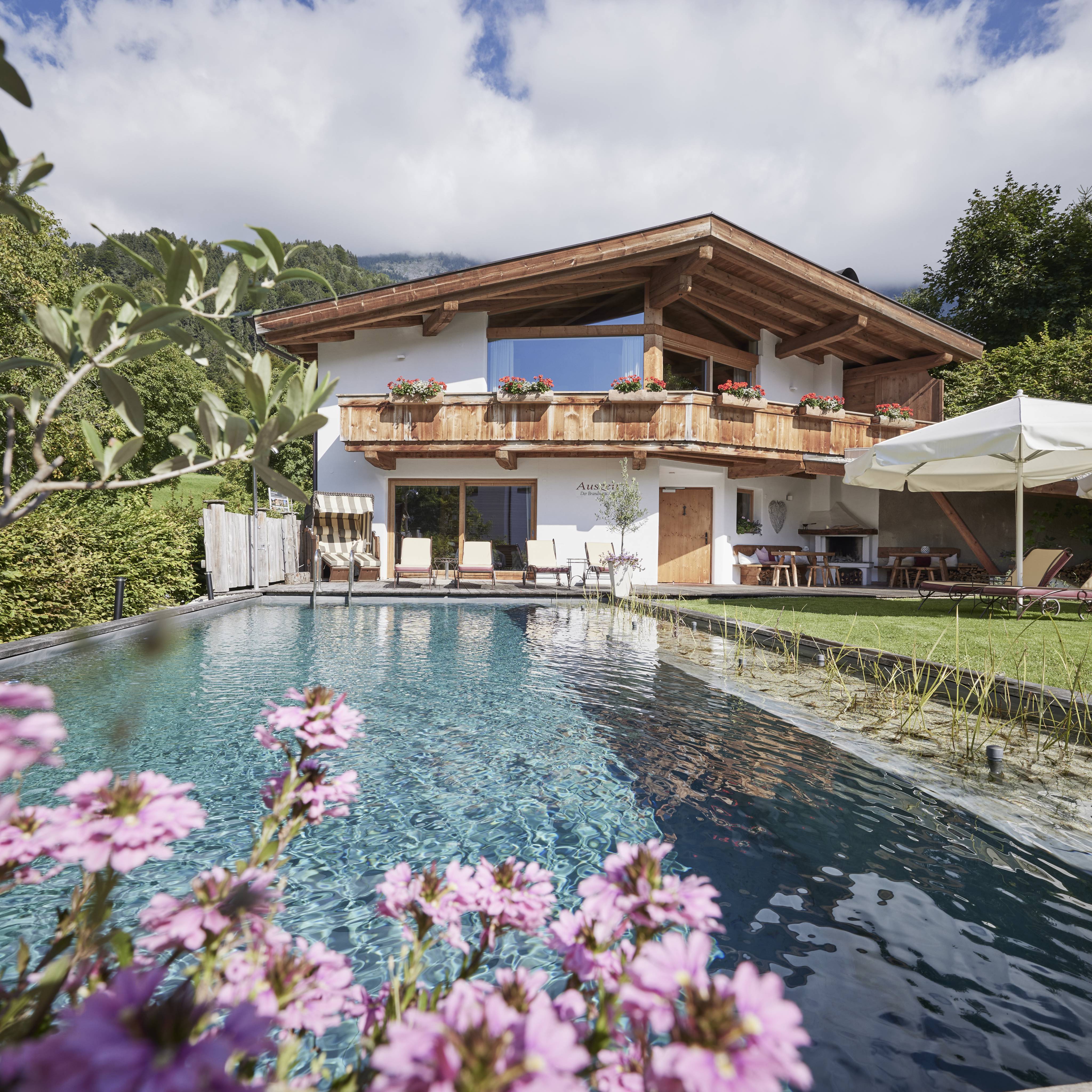 Naturpool im Sommer Naturhotel der Brandstetterhof in Tirol