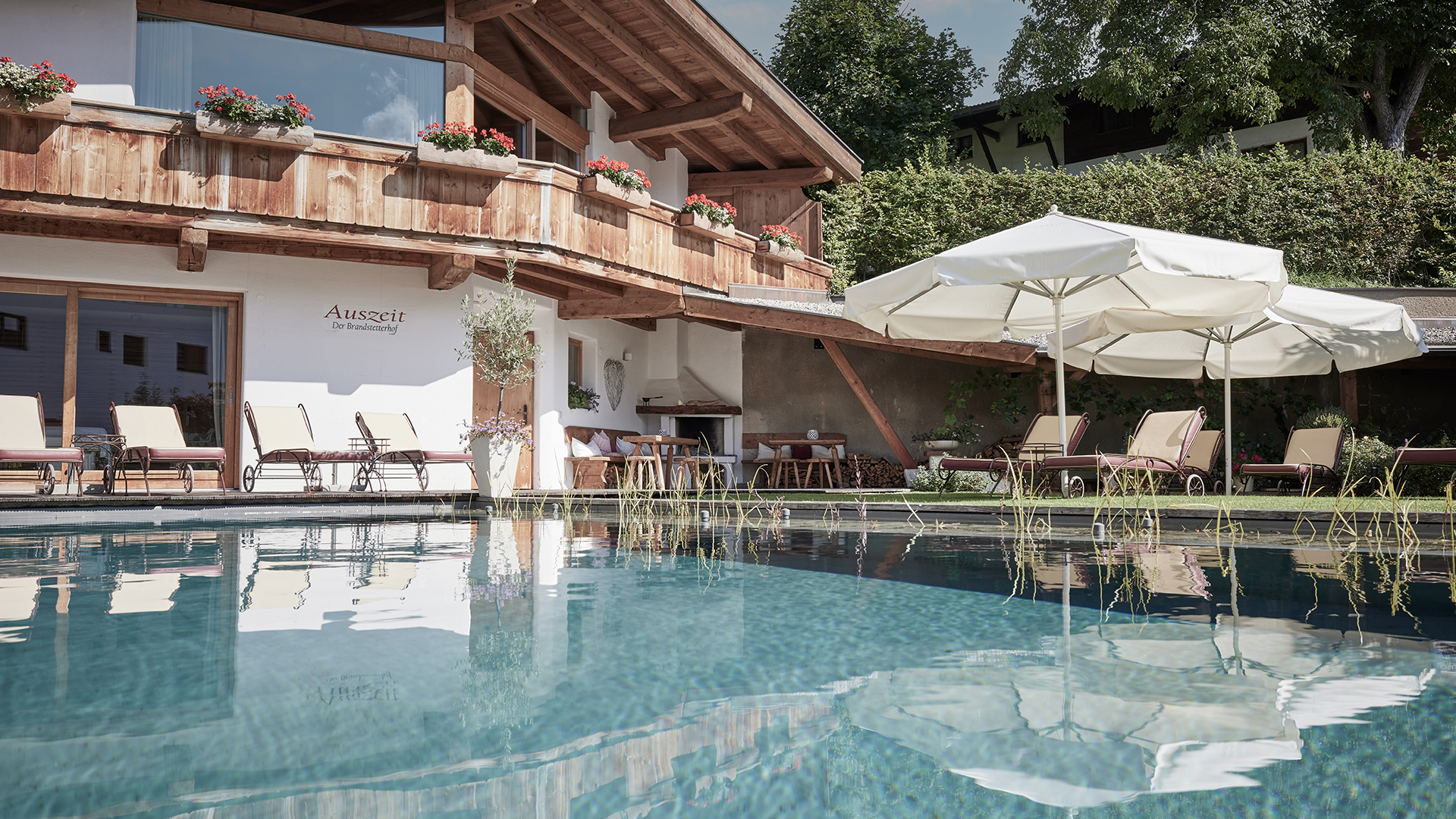 NaturPool mit Wellnessbereich im kleinen Wellnesshotel in Österreich