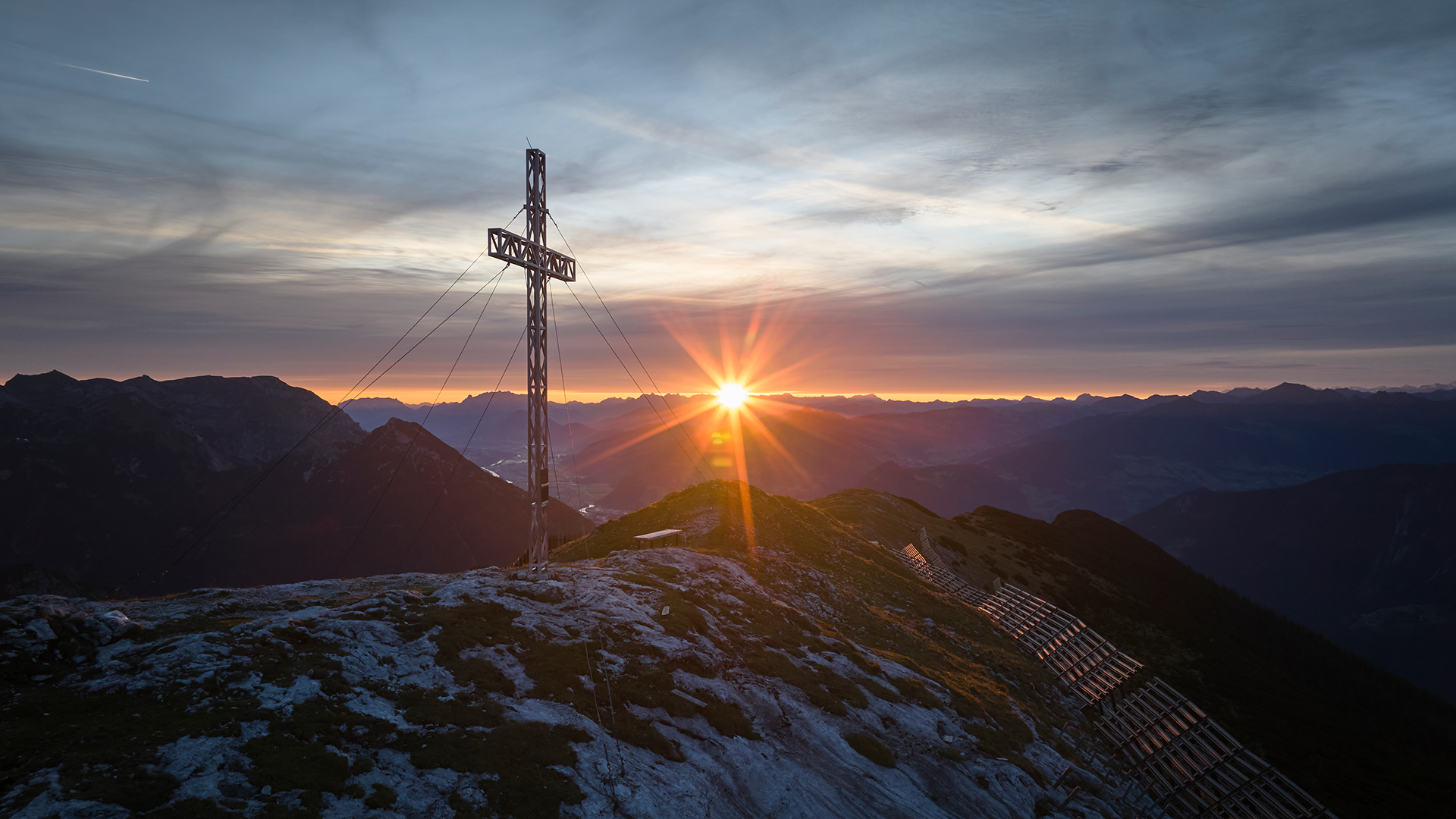 Sonnenaufgang mit Gipfelkreuz am Stanser Joch - Der Brandstetterhof